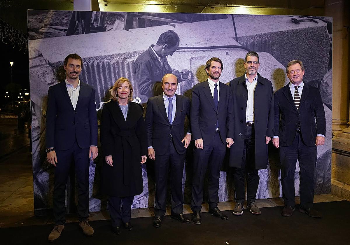 Xabier Lertxundi, Eider Mendoza, Luis Chillida, Ernest Urtasun, Eneko Goia y Bingen Zupiria posan a la entrada del Teatro Victoria Eugenia.