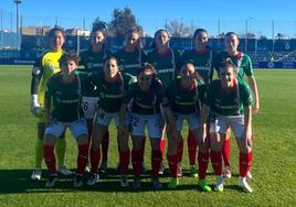 Gantxegi, cuarta desde la izquierda en la fila trasera, en su partido oficial con el Deportivo Alavés Gloriosas.