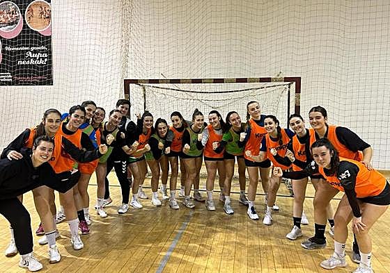 La plantilla del equipo femenino del Ereintza une fuerzas para sumar mañana la primera victoria ante su público.
