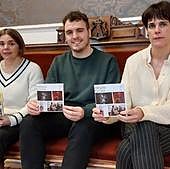 Ainara Aiestaran, Aitor Huizi y Agurtzane Aizpuru mostrando el folleto que recoge las actividades de la primera mitad de este año.