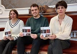 Ainara Aiestaran, Aitor Huizi y Agurtzane Aizpuru mostrando el folleto que recoge las actividades de la primera mitad de este año.