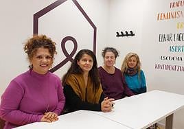 Almudena Mateo, la concejala Gloria Vázquez, la psicóloga Maider Andonegi y Nuria Jiménez.