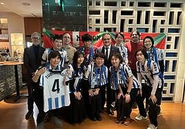 Roberto Olabe y Jokin Aperribay posan con miembros de la peña Reala Nippon en Tokio.