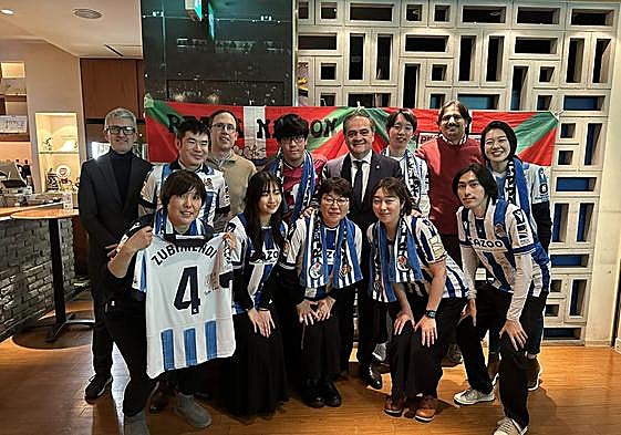 Roberto Olabe y Jokin Aperribay posan con miembros de la peña Reala Nippon en Tokio.
