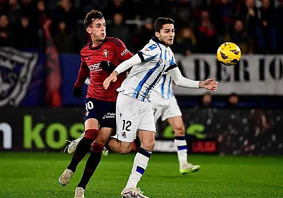 Arsen Zakharyan se zafa de Aimar Oroz en el encuentro liguero de esta temporada en El Sadar.