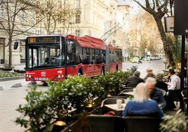 Un trolebus de Solaris circula por las calles de Budapest.