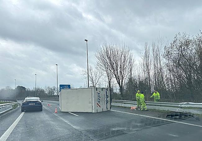 Furgoneta volcada en la Gi-11.