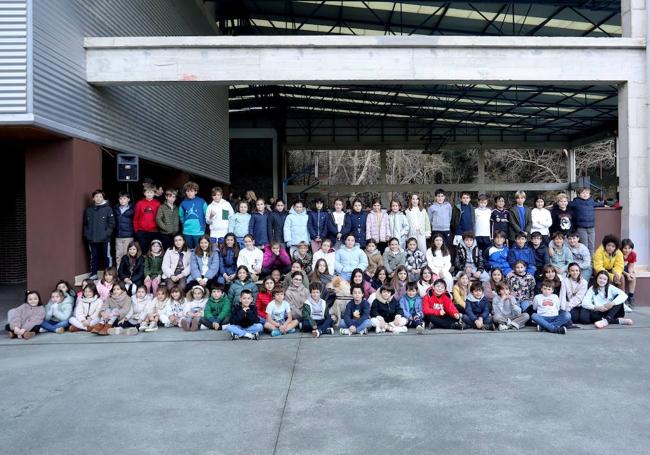 Miembros de la segunda compañía de la tamborrada infantil 2024 de Ekintza Ikastola