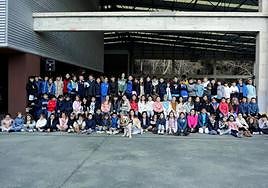 Foto de familia de la primera compañía de Ekintza Ikastola en la Tamborrada Infantil 2024