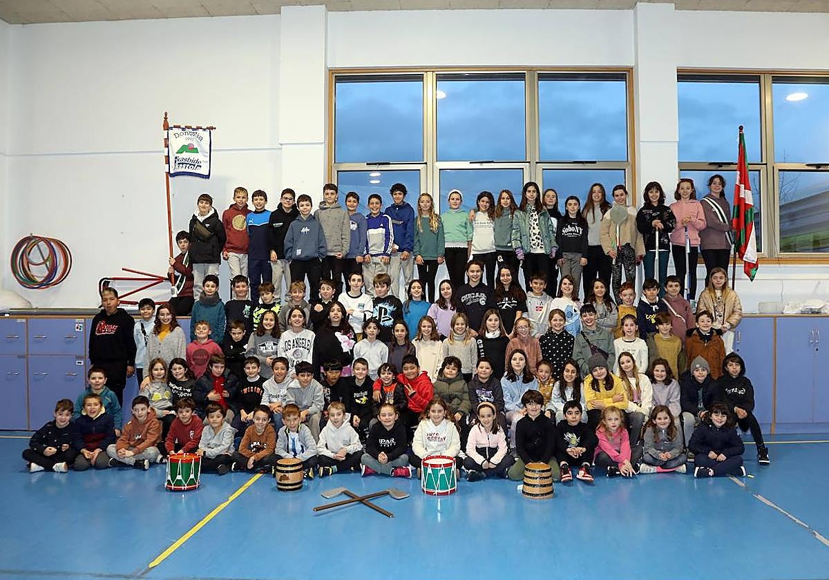 Alumnos del colegio Ikasbide que participarán el día 20 en la Tamborrada Infantil 2024 por el centro de San Sebastián