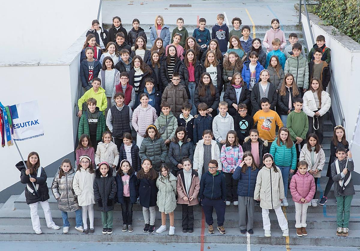 Alumnos del colegio Jesuitak que forman la primera compañía del centro en la tamborrada infantil