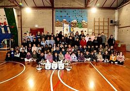 Los participantes en la tamborrada infantil 2024 del colegio San José de Calasanz - Altza Herri Ikastetxea