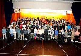 Alumnos que forman la primera compañía de la tamborrada infantil 2024 de Santo Tomas Lizeoa Ikastola