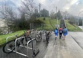 El acceso a Azkoagain cuenta en la actualidad con estos soportes de suelo para aparcar bicicletas.