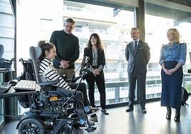 Paule y su aita, Gaizka, junto a Iñigo Urkullu, Eider Mendoza y una técnico de Irisbond.