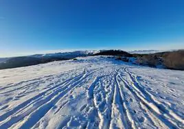 Un manto blanco cubre la cima de Ulizar, desde la que se ve la línea de Aralar a la que conducirá la marcha larga de mayo.