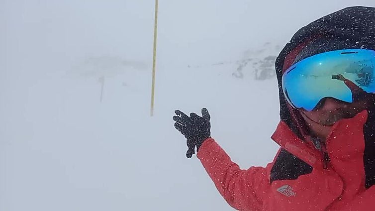 Mikel Lorente, el guarda que sobrevive al temporal en un refugio del Pirineo