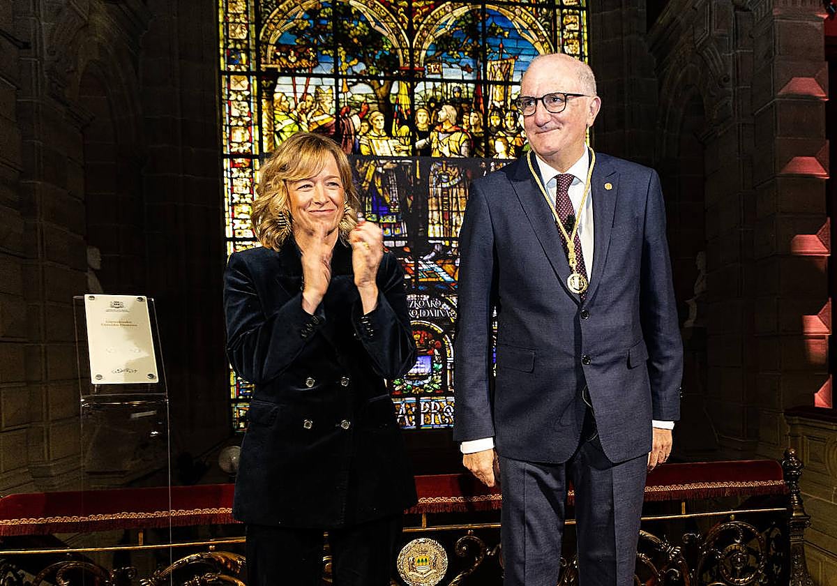 La diputada general de Gipuzkoa, Eider Mendoza, aplaude tras imponer la medalla de oro al presidente de CAF, Andrés Arizkorreta.