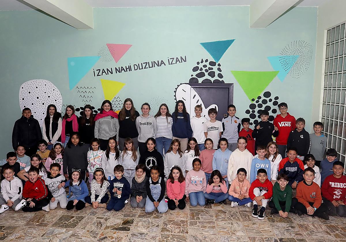 Los componentes de la Tamborrada Infantil de La Anunciata en 2024.