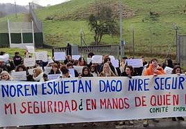 Los trabajadores se han concentrado este viernes en el exterior del centro Ibaiondo de Zumarraga.
