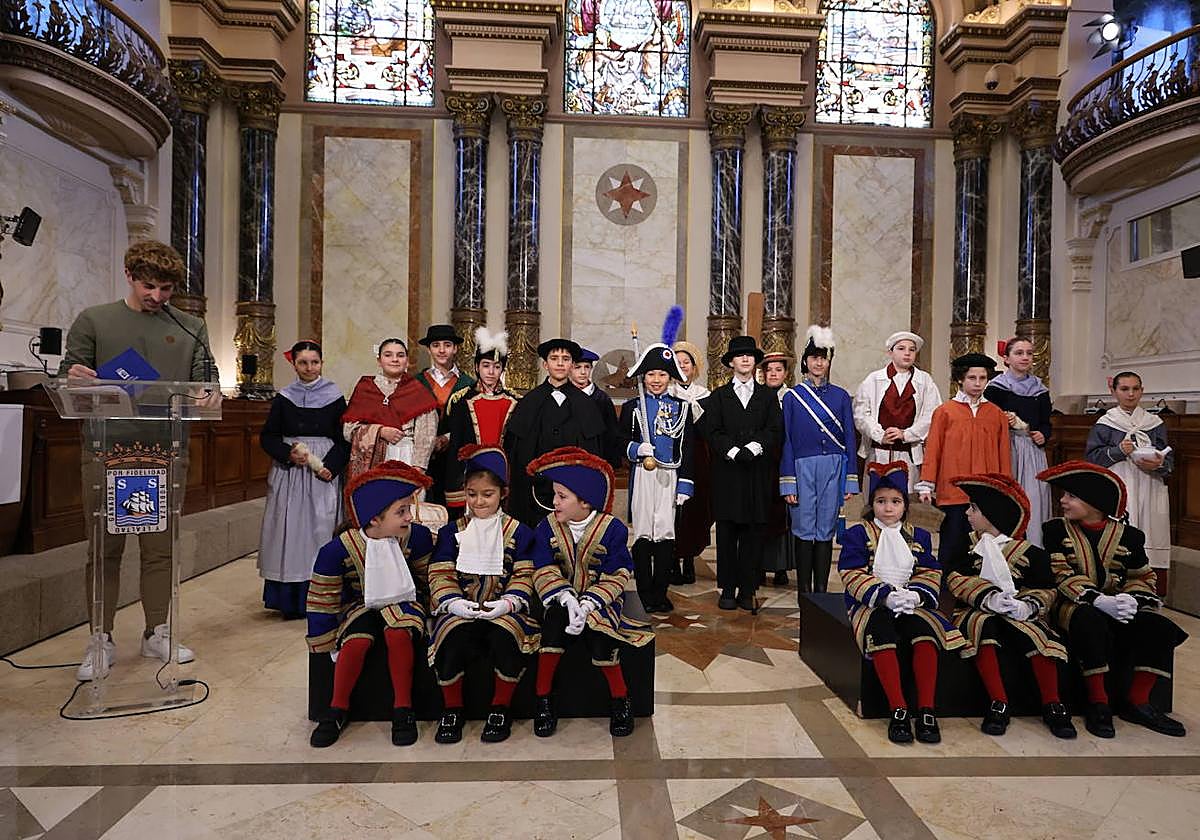 Presentación de la Tamborrada Infantil este viernes en el Salón de Plenos del Ayuntamiento de San Sebastián.