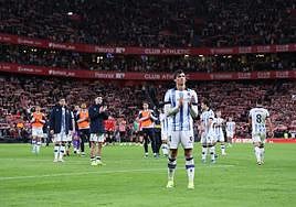 Los jugadores de la Real aplauden a los seguidores que les animaron ayer en San Mamés.