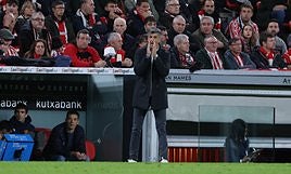 Imanol Alguacil da una instrucción durante el partido de este sábado ante el Athletic.