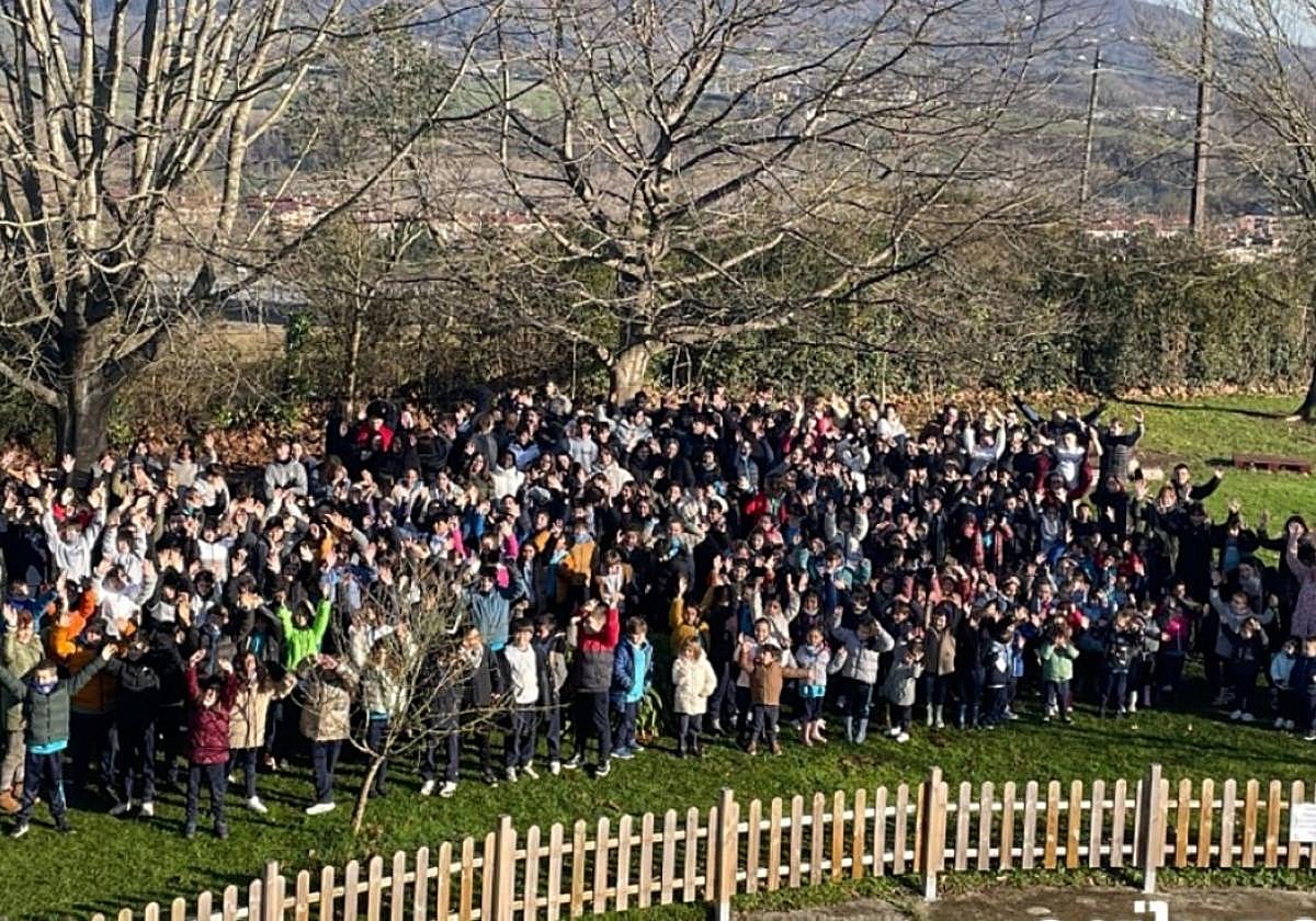 La comunidad educativa de Egiluze celebra el 120 aniversario en su patio exterior.