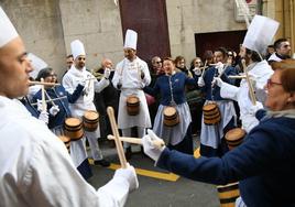 Cocineros y aguadoras de Sheshenarena interpretan una pieza de Sarriegui.