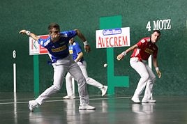 Peña II arma el brazo derecho con Jaka al costado y Eskiroz a la espalda, este sábado en Markina.