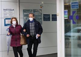 Una pareja sale de un ambulatorio de Donostia con la mascarilla puesta, como es obligatorio desde el miércoles.
