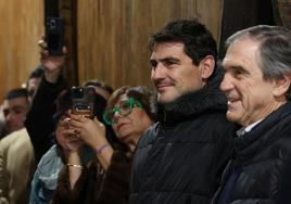 Iker Casillas, junto a Luis Arconada ayer en la sidrería Saizar.