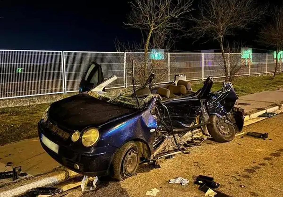 Estado en el que ha quedado el Volkswagen Polo donde iban los fallecidos.