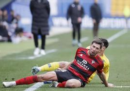 Javi Martón se duele tras su gravísima lesión durante el encuentro ante el Alcorcón.