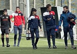 El entrenador Gotzon Urzelai con su staff técnico en un partido.
