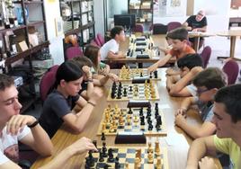 Jóvenes competidores ante los tableros de ajedrez en uno de los campeonatos de promoción celebrados en la sede de la Torre de Zabalotegi.