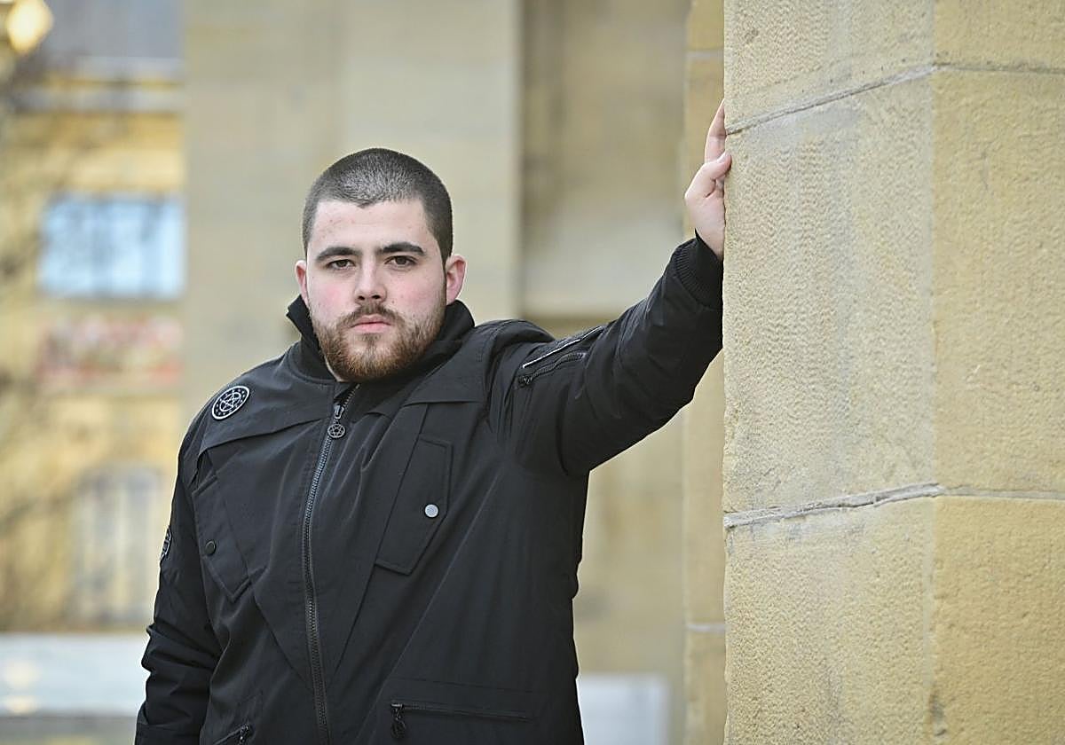 Mikel Sarmiento, que tiene «depresión crónica», posa en las inmediaciones del Buen Pastor, en Donostia.