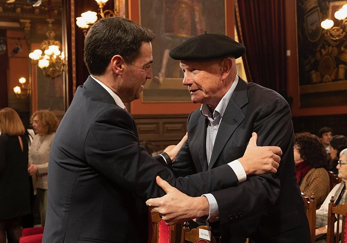 Imanol Pradales y el exlehendakari Juan José Ibarretxe se saludan el viernes en Donostia en el acto de entrega de la Medalla de Oro de Gipuzkoa.
