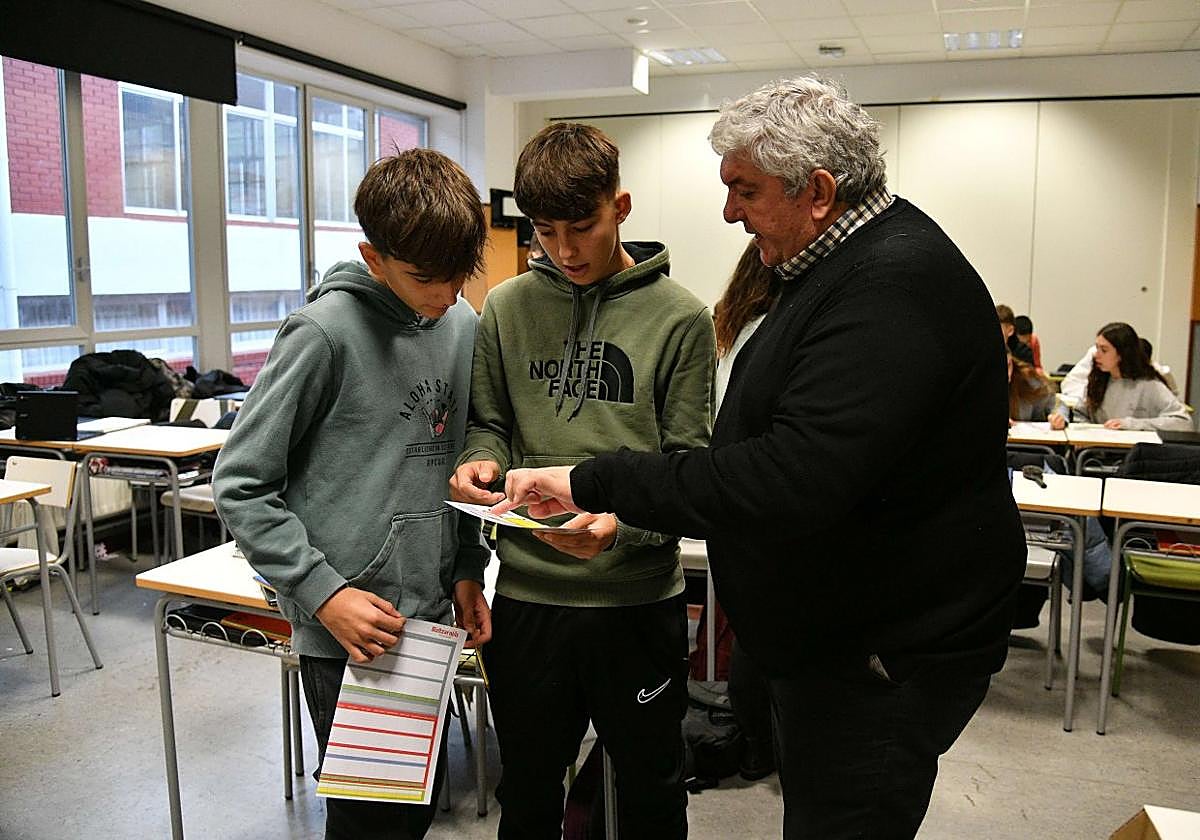 Mikel Arregi durante una de las clases que ha ofrecido en la ikastola de Elgoibar.