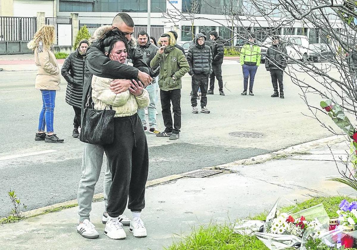 Amigos de las víctimas, desconsolados ayer en el lugar del accidente.