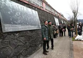 Agustín Valdibia y Mikel Amenabar ante la fotografía dedicada al batallón Rosa Luxemburgo del que formaron parte un buen número de oriatarras.