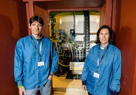 El investigador Jordi Llop y Vanesa Gómez, participante en el proyecto, posan con un ciclotrón en el centro CIC biomaGUNE.