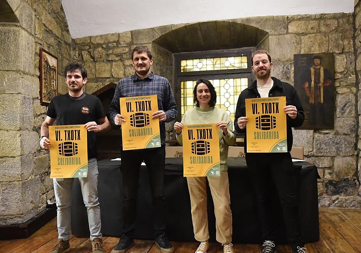 Representantes del Casino, del proyecto Tolotro y de las sidrerías de la comarca, durante la presentación del 'txotx solidario'.