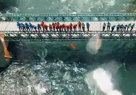 Los concursantes de El Conquistador del fin del mundo, sobre un puente.