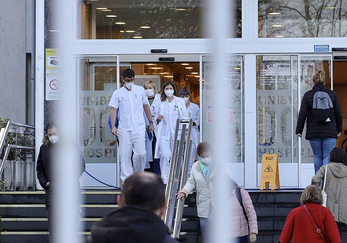 Varios profesionales sanitarios salen del Hospital Donostia