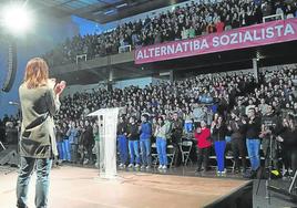 Simpatizantes de EHKS, en la multitudinaria presentación del partido en el frontón de Eibar el pasado diciembre.