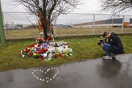 Un cámara graba el pequeño altar improvisado en memoria de Cristian e Izaro en la calle Júndiz.