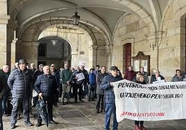 Oñatiko pentsiodunak en la concentración que este lunes se celebró a cubierto con bertsos reivindicativos.