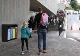 Un padre y su hija llegan a un colegio de Iniciativa Social de Donostia.