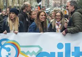 La actriz Itziar Ituño conversa con el bertsolari Jon Maia en la manifestación de Sare del pasado sábado en Bilbao.